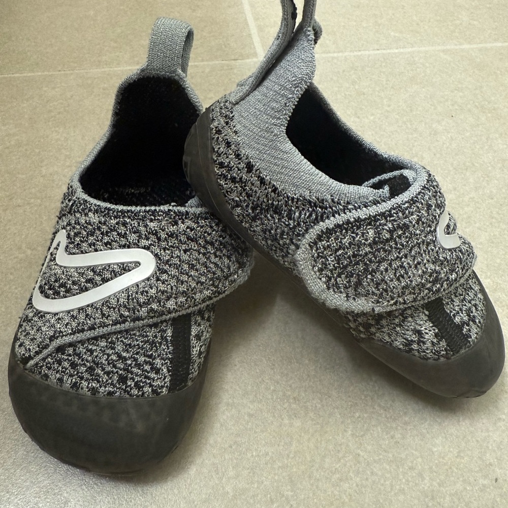 Nike Swoosh 1 baby/toddler shoe in black and grey knit material.